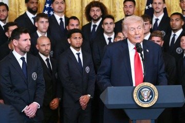 O presidente dos EUA, Donald Trump, discursa durante um evento para o Inter Miami CF, vencedor da Major League Soccer Cup de 2025, incluindo o astro argentino Lionel Messi (à esquerda) e o técnico argentino Javier Mascherano (segundo à esquerda).  -  (crédito: ANDREW CABALLERO-REYNOLDS / AFP)