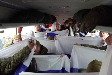 Material divulgado pelo Ministério da Defesa russo em 6 de março de 2026, mostra prisioneiros de guerra russos reagindo dentro de um ônibus após uma troca de prisioneiros em um local não divulgado na Bielorrússia. -  (crédito: FOTO AFP / MINISTÉRIO DA DEFESA DA RÚSSIA)