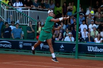 Guto MIguel em ação durante a derrota no Iate Clube: casa cheia para torcer pelo tenista goiano radicado em Brasília -  (crédito: Luiz Candido/@luizcandidoluzpress)