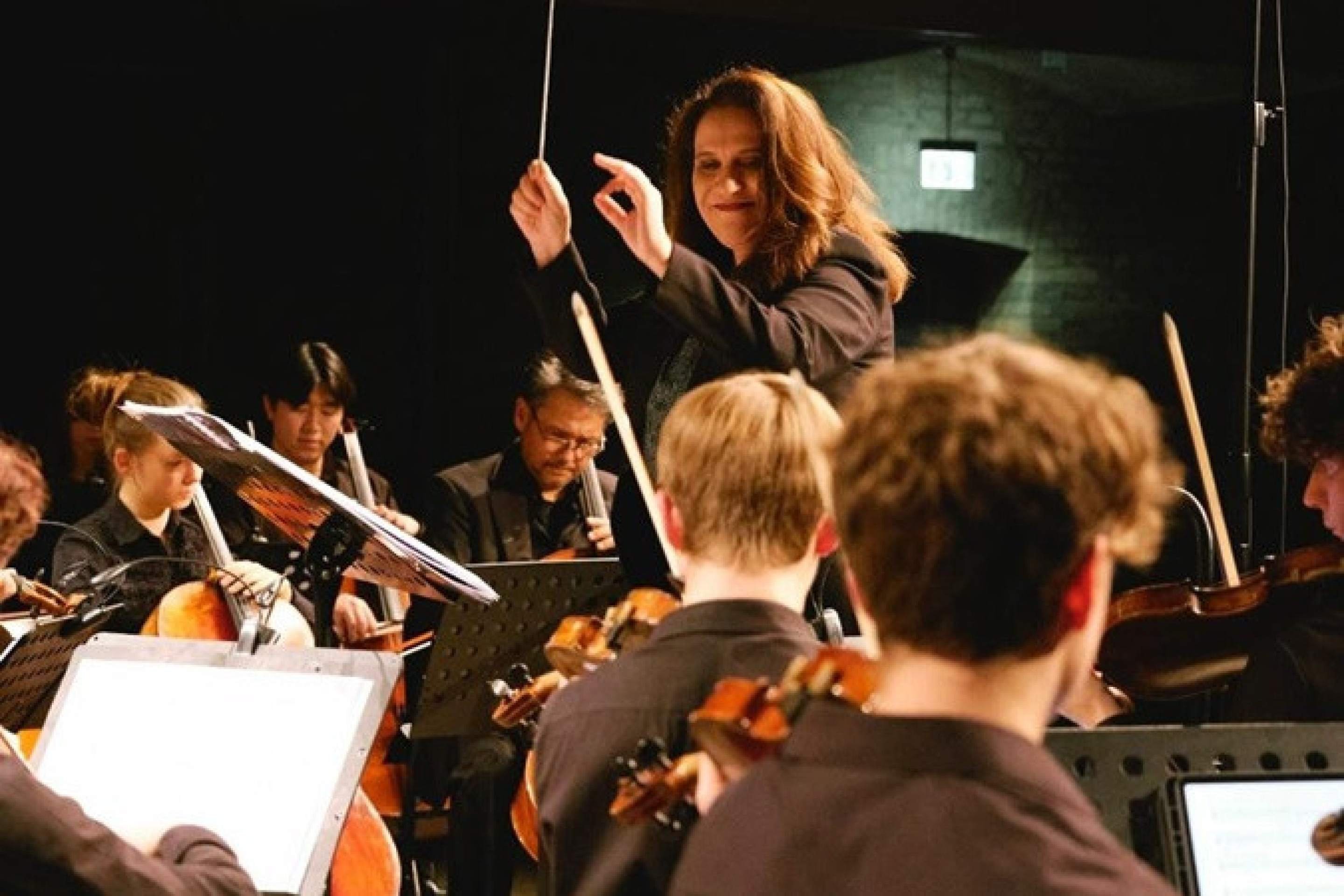 Brasileira é a primeira maestra da Sinfônica WS) na Alemanha