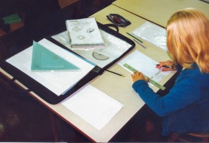 Trabalhando sobre mesa de desenho na década de 2000 -  (crédito: Ascom/UnB)