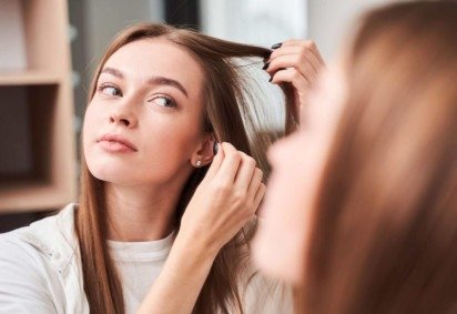 Mudanças na textura e no volume dos fios podem indicar afinamento capilar ainda nas fases iniciais (Imagem: Olena Yakobchuk | Shutterstock)  -  (crédito: EdiCase) -Mudanças na textura e no volume dos fios podem indicar afinamento capilar ainda nas fases iniciais (Imagem: Olena Yakobchuk | Shutterstock)  -  (crédito: EdiCase)