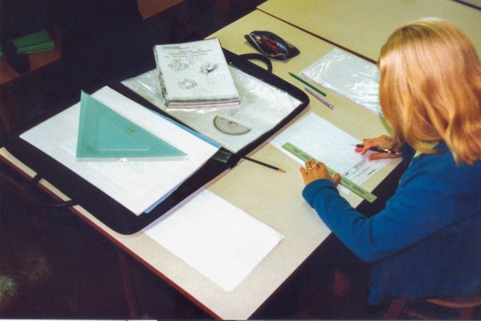 Trabalhando sobre mesa de desenho na década de 2000 -  (crédito: Ascom/UnB)