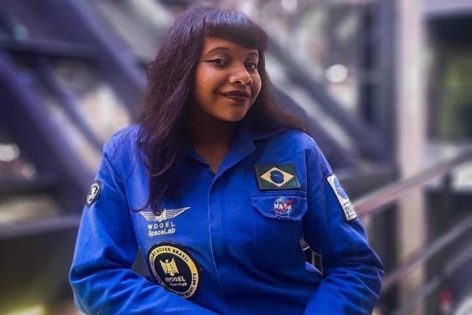 Caroline vai a escolas para falar sobre astronomia e ciências de forma acessível  e encorajar estudantes a seguir a carreira -  (crédito: Victor Hugo Antunes)