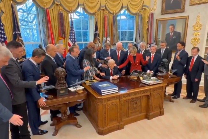 Pastores abençoam o presidente Donald Trump, durante culto na Casa Branca 