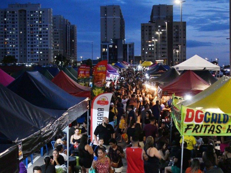 Passam mais de 5 mil pessoas pela feira noturna da Samambaia -  (crédito: Fotos: Ed Alves/CB/DA Press)
