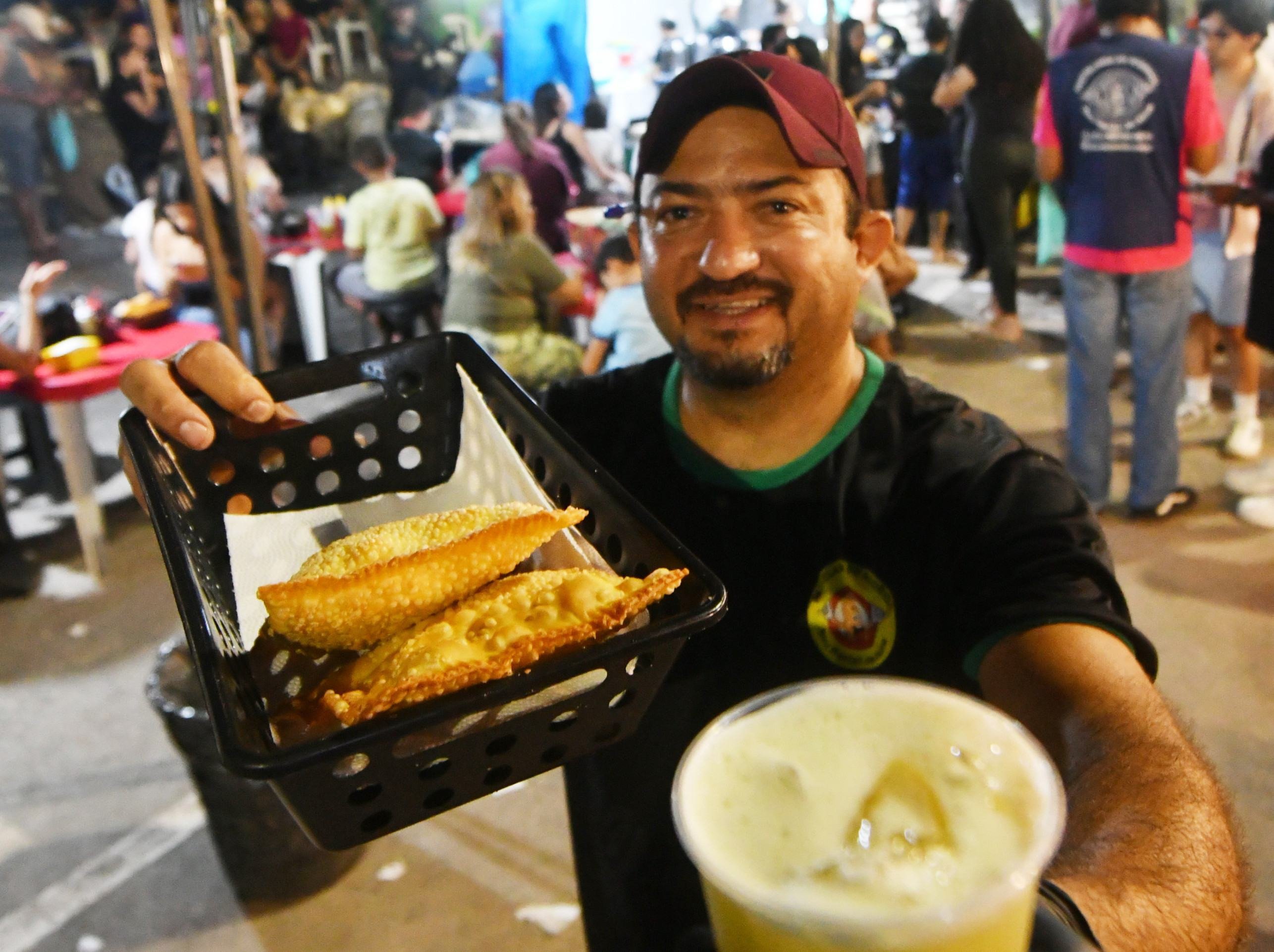  06/03/2026. Credito: Ed Alves/CB/DA Press. Cidades. Feira Noturna da Samambaia.  Na foto, Rodrigo Silva Almeida ( barraca do Pastel)