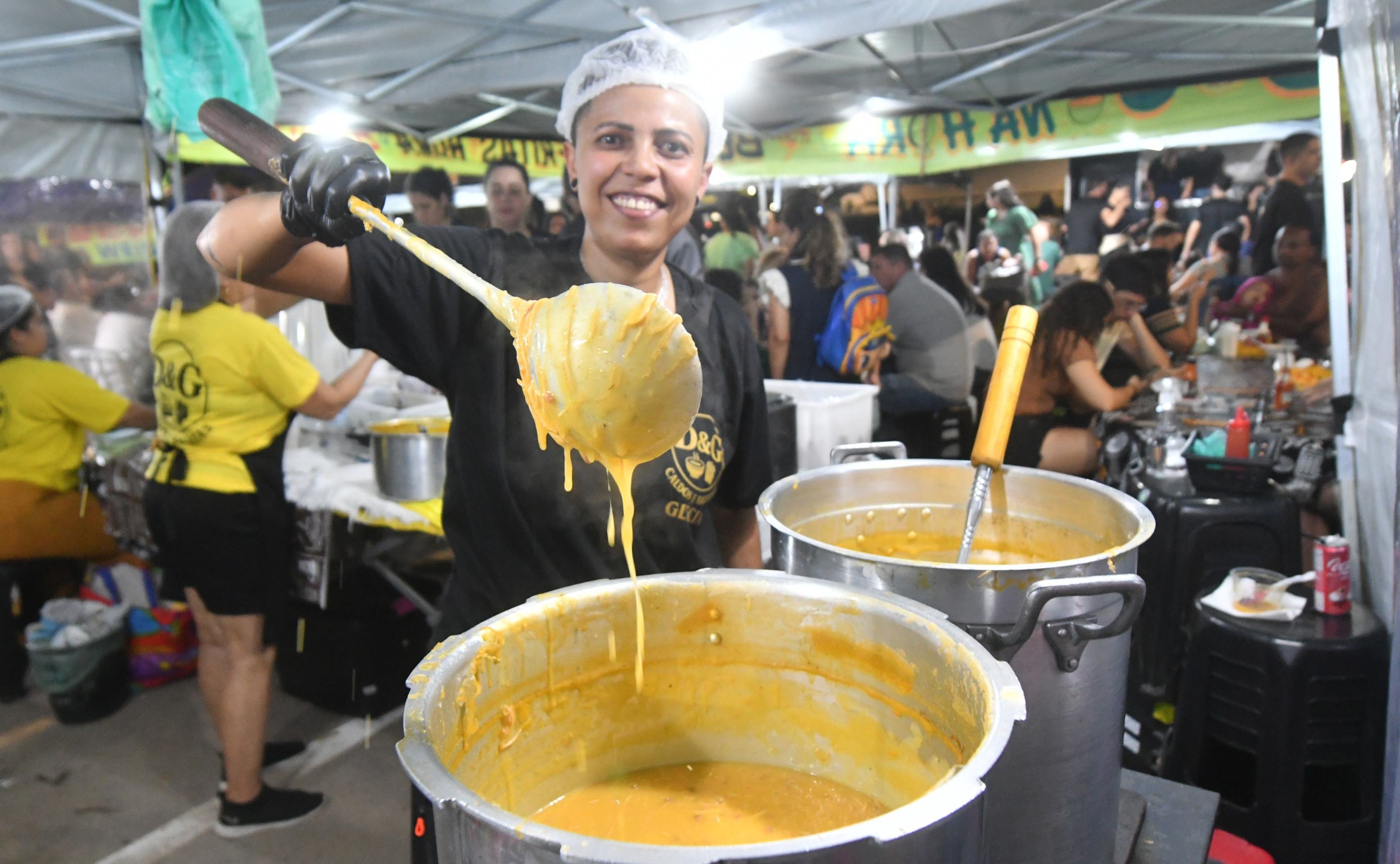  06/03/2026. Credito: Ed Alves/CB/DA Press. Cidades. Feira Noturna da Samambaia.  Na foto, Clecia dos Santos ( Barraca dos Caldos). 