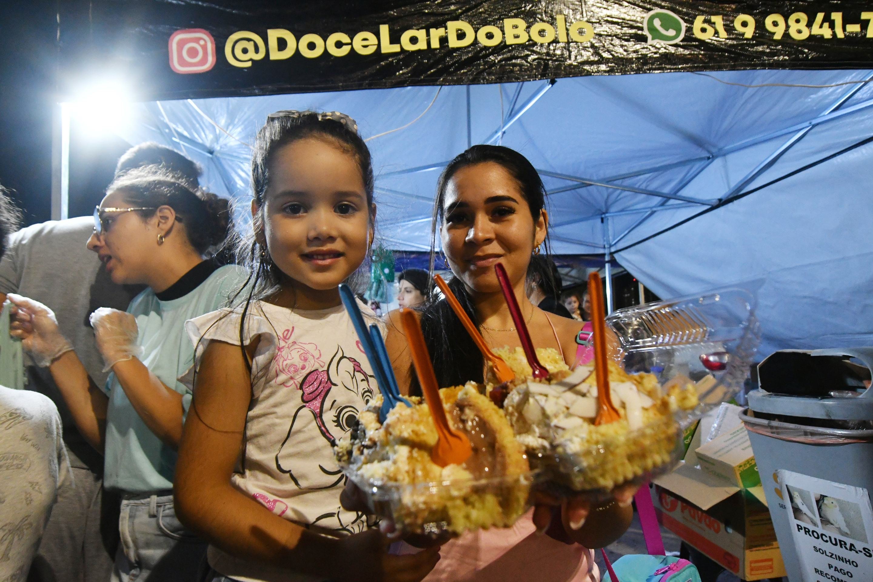  06/03/2026. Credito: Ed Alves/CB/DA Press. Cidades. Feira Noturna da Samambaia.  Na foto Caroline Martins e sua filha Maria Julia.
