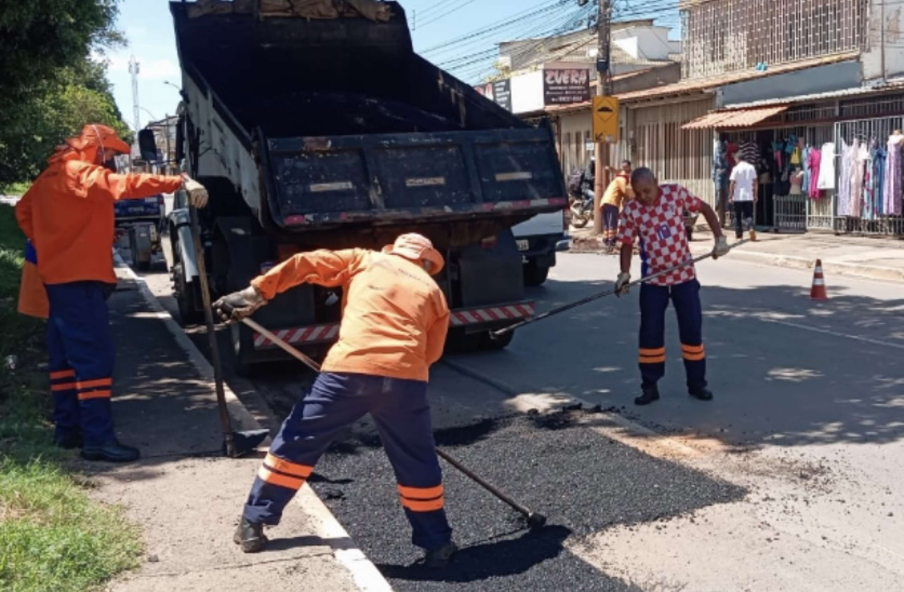Ceilândia recebe serviços de manutenção com tapa-buracos e limpeza urbana