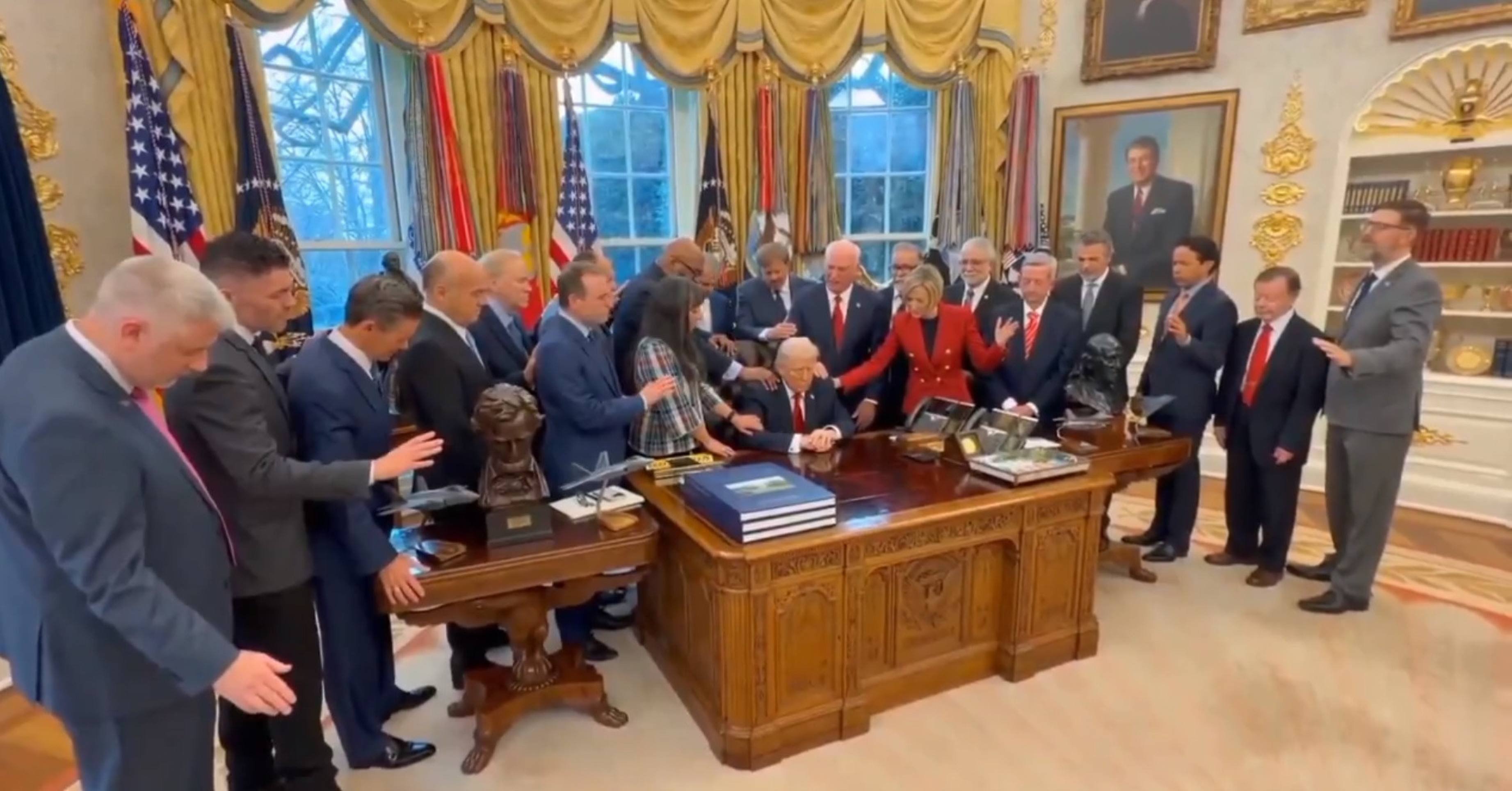 Pastores aben&ccedil;oam o presidente Donald Trump, durante culto na Casa Branca 