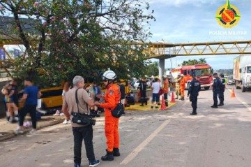  O sinistro ocorreu por volta 8h15 , na altura do km 22, sentido norte. No ônibus estavam 19 passageiros, a maioria adolescentes -  (crédito: Divulgação/PMDF)