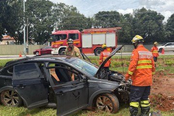 Capotagem de veículo deixa uma pessoa ferida -  (crédito: CBMDF/Divulgação)