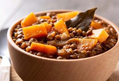 <p>Cultivada desde a Antiguidade e associada à fartura, a lentilha simboliza prosperidade e renovação. Por isso ganha destaque nas mesas de fim de ano como símbolo de uma nova fase. Sua história milenar atravessa  continentes. E é consumida o ano inteiro.</p>
 -  (crédito:  Imagem Freepik) -<p>Cultivada desde a Antiguidade e associada à fartura, a lentilha simboliza prosperidade e renovação. Por isso ganha destaque nas mesas de fim de ano como símbolo de uma nova fase. Sua história milenar atravessa  continentes. E é consumida o ano inteiro.</p>
 -  (crédito:  Imagem Freepik)