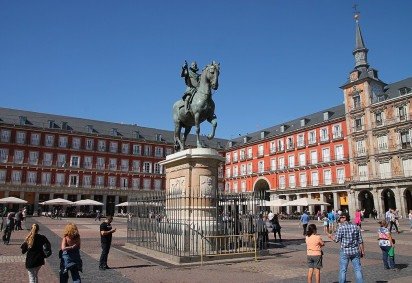 <p>Muitos artistas americanos têm raízes espanholas que atravessam séculos e refletem movimentos migratórios marcantes no continente. Essas ascendências formam uma herança cultural diversa que ainda se manifesta em sobrenomes, histórias familiares e tradições.</p>
 -  (crédito: Draceane  wikimedia commons) -<p>Muitos artistas americanos têm raízes espanholas que atravessam séculos e refletem movimentos migratórios marcantes no continente. Essas ascendências formam uma herança cultural diversa que ainda se manifesta em sobrenomes, histórias familiares e tradições.</p>
 -  (crédito: Draceane  wikimedia commons)