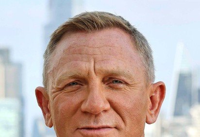 <p>Daniel Craig recebeu uma oferta para interpretar Christopher Dent em “Batman: Parte 2”, segundo o site Giant Freaking Robot. De acordo com a publicação, o personagem pode ser um dos três principais vilões do filme. Vale destacar que a fonte é a mesma que antecipou, antes da confirmação oficial, a participação de Scarlett Johansson no projeto.</p>
 -  (crédito: Wikimedia Commons / The Royal Navy) -<p>Daniel Craig recebeu uma oferta para interpretar Christopher Dent em “Batman: Parte 2”, segundo o site Giant Freaking Robot. De acordo com a publicação, o personagem pode ser um dos três principais vilões do filme. Vale destacar que a fonte é a mesma que antecipou, antes da confirmação oficial, a participação de Scarlett Johansson no projeto.</p>
 -  (crédito: Wikimedia Commons / The Royal Navy)