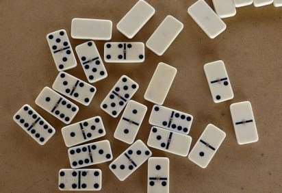 <p>O dominó, um dos jogos mais populares e antigos do mundo, é jogado por pessoas de todas as idades e culturas. Com suas peças retangulares, conhecidas como “pedras”, e regras simples, o dominó tem atravessado gerações, gerando diversão e desafios a crianças e adultos.</p>
 -  -<p>O dominó, um dos jogos mais populares e antigos do mundo, é jogado por pessoas de todas as idades e culturas. Com suas peças retangulares, conhecidas como “pedras”, e regras simples, o dominó tem atravessado gerações, gerando diversão e desafios a crianças e adultos.</p>
 - 