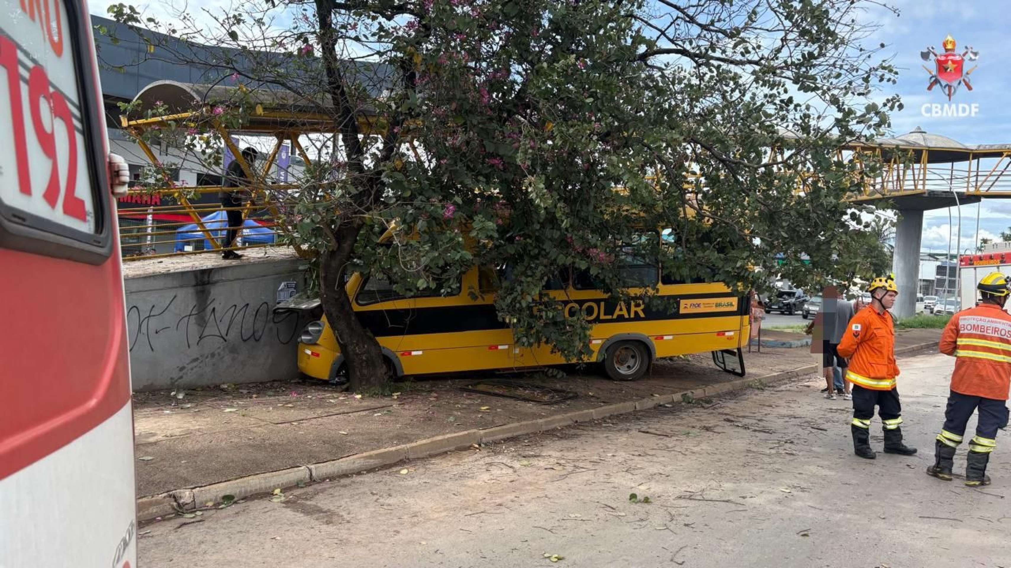 Acidente com ônibus escolar na EPIA deixa ao menos 16 feridos