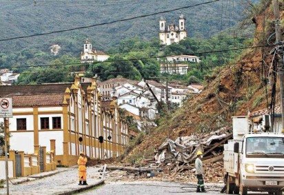 Em 2022, deslizamento de terra decorrente de fortes chuvas destruiu casarão em Ouro Preto; cidade está entre as que apresentam riscos -  (crédito:  Jair Amaral/EM/D.A Press – 13/1/22)