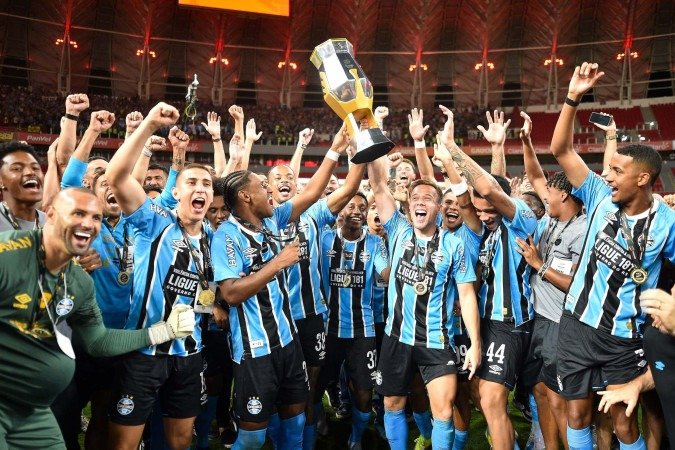 O Grêmio fez a festa dentro do Beira-Rio com um implacável 4 x 1 no placar agregado da decisão do Gaúcho