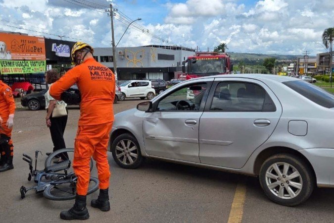 Ciclista é atropelado por veículo neste domingo (8/3) - (crédito: CBMDF/Divulgação) Ciclista é atropelado por veículo neste domingo (8/3) - (crédito: CBMDF/Divulgação)