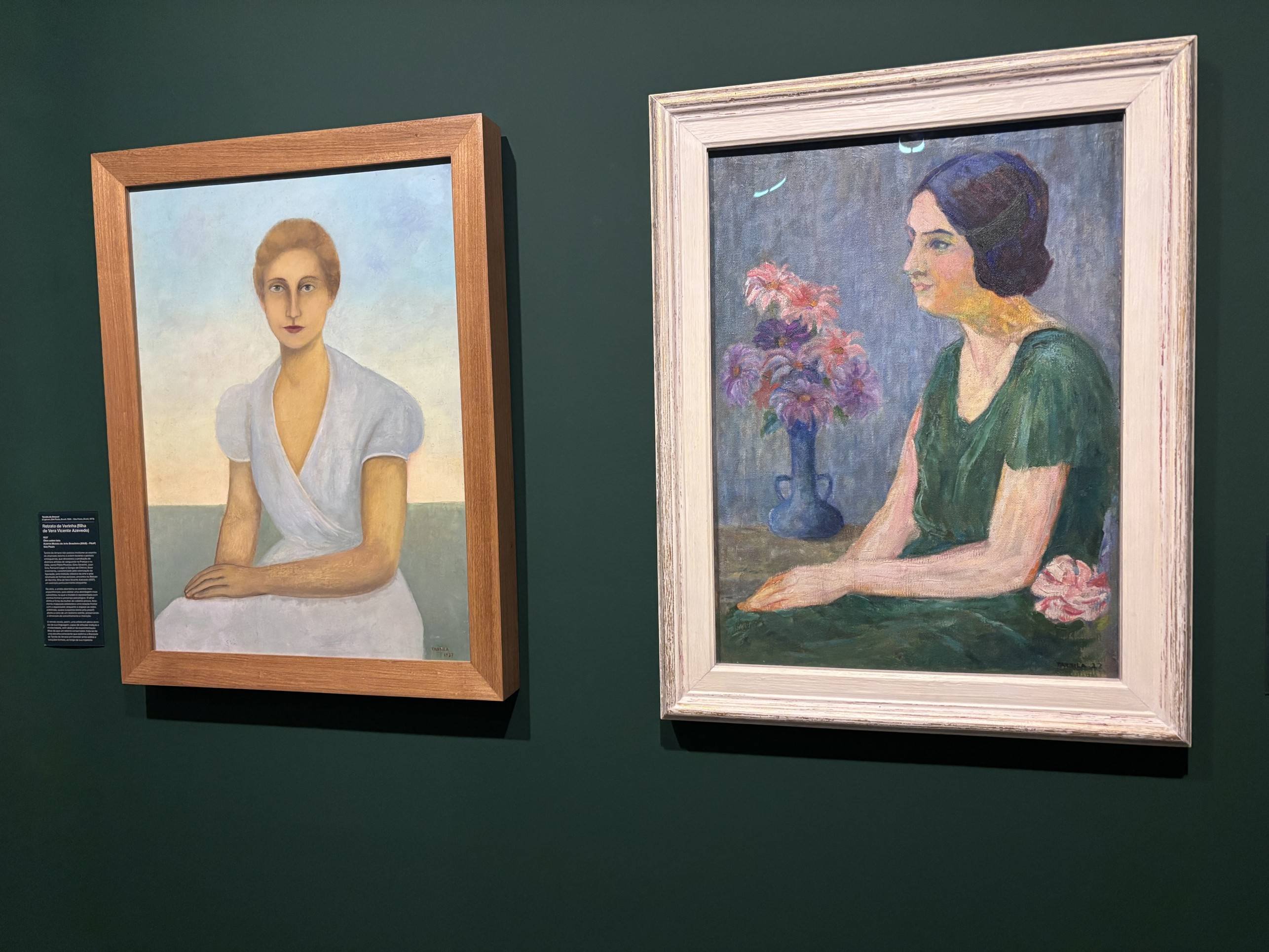 &Agrave; esquerda, Retrato de Verinha (filha de Vera Vicente Azevedo) de 1927, e Retrato de Fernanda de Castro, de 1922