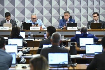 Carlos Viana (D) negou vazamento: 'A presidência (da CPMI) não divulgou oficialmente nenhuma quebra de sigilo ou diálogo' -  (crédito: Jefferson Rudy/Agência Senado)