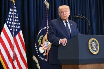 Donald Trump concede coletiva de imprensa em seu resort de golfe de Doral, em Miami, na Flórida: otimismo sobre objetivos militares no país persa  -  (crédito: Saul Loeb/AFP)