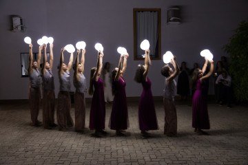 Espetáculo começou com apresentação de dança no pátio do teatro. -  (crédito: Marcus Xavier Castello Studio)