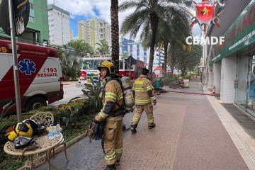 Bombeiros combateram o incêndio em loja comercial em Águas Claras -  (crédito: Divulgação/CBMDF)