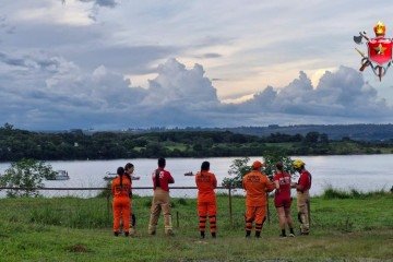 Três embarcações estão no local auxilando uma equipe de mergulhadores -  (crédito: CBMDF)