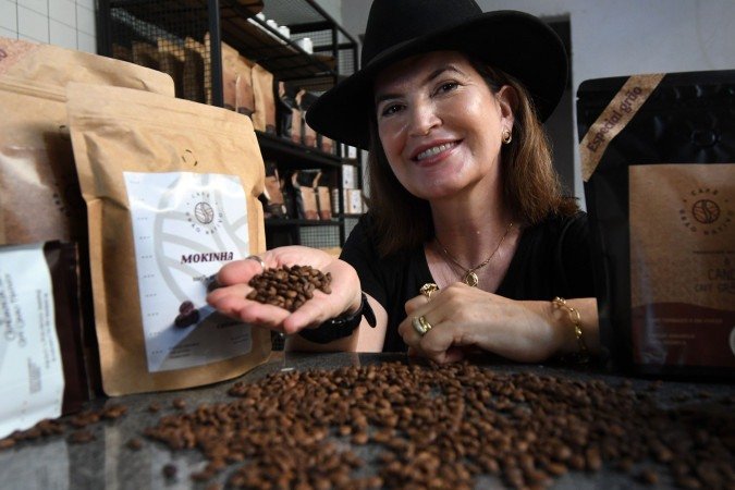  Núcia Cenci com os produtos do Café Grão Nativo