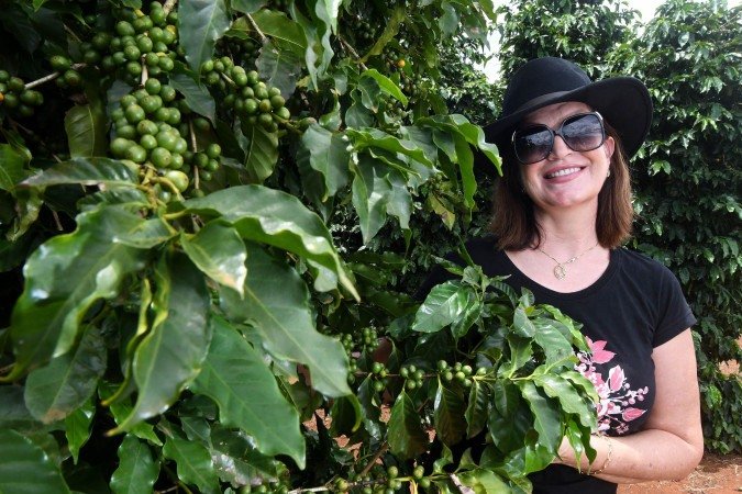 A relação de Núcia com a cultura começou há mais de 10 anos. Hoje, ela planta, beneficia e comercializa a bebida