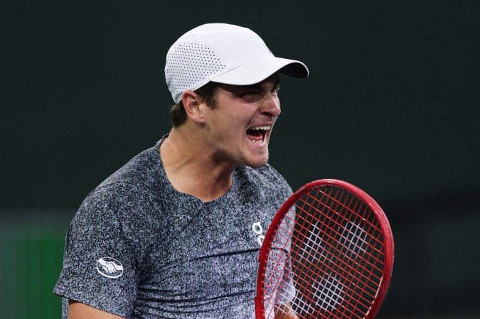  INDIAN WELLS, CALIFORNIA - MARCH 08: Joao Fonseca of Brazil celebrates a point against Tommy Paul of the United States in their third round match of the BNP Paribas Open at Indian Wells Tennis Garden on March 08, 2026 in Indian Wells, California.   Clive Brunskill/Getty Images/AFP (Photo by CLIVE BRUNSKILL / GETTY IMAGES NORTH AMERICA / Getty Images via AFP)
      