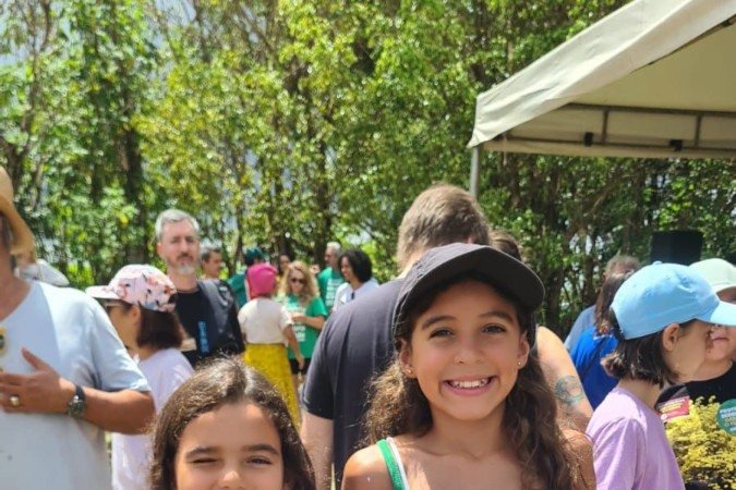 Alunas da Escola Verde posam para foto segurando cartaz