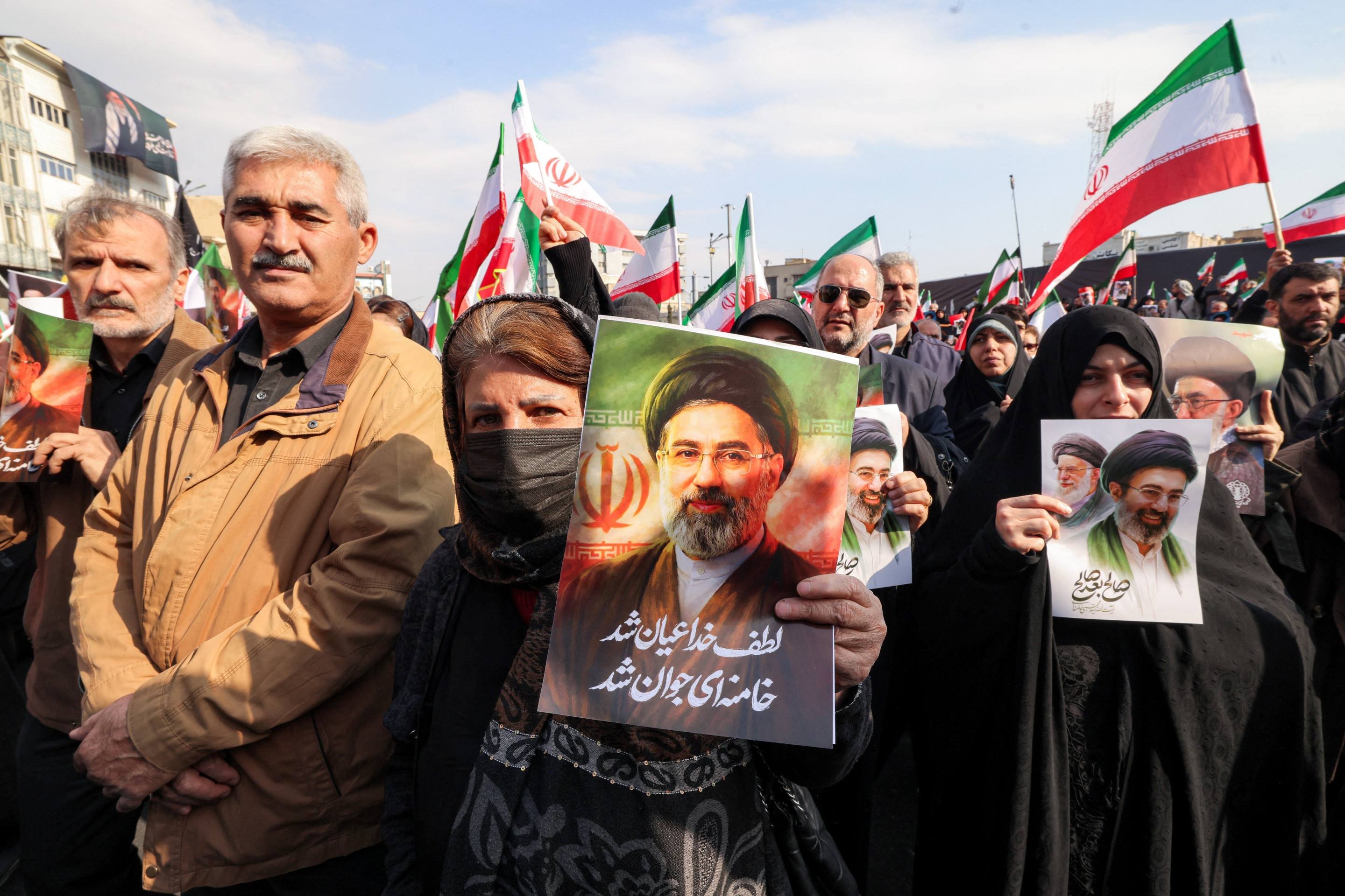 Mulher posa com fotografia de Mojtaba Khamenei durante protesto na Pra&ccedil;a Enghelab, na regi&atilde;o central de Teer&atilde; 