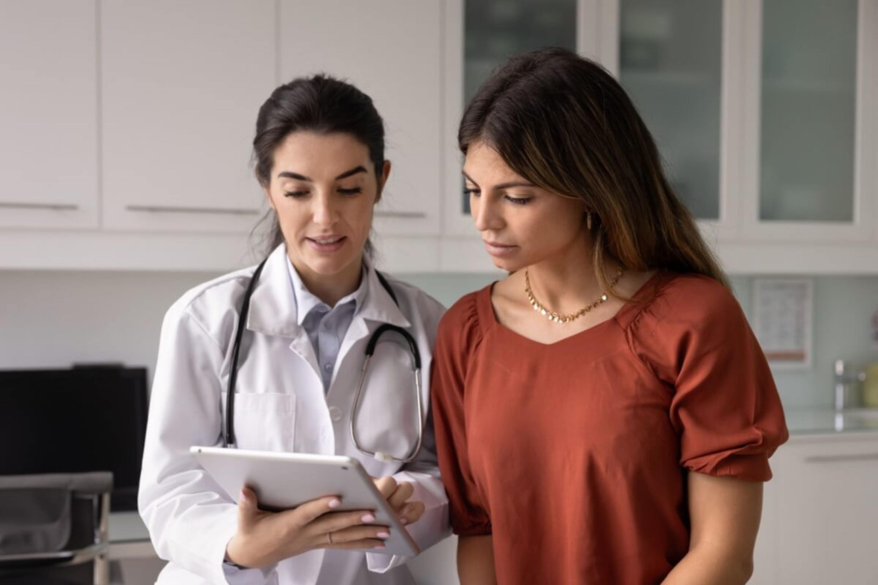 A forma como o diagnóstico do HPV é comunicado pode fazer grande diferença para o bem-estar emocional da paciente (Imagem: fizkes | Shutterstock) - (crédito: EdiCase) A forma como o diagnóstico do HPV é comunicado pode fazer grande diferença para o bem-estar emocional da paciente (Imagem: fizkes | Shutterstock) - (crédito: EdiCase)