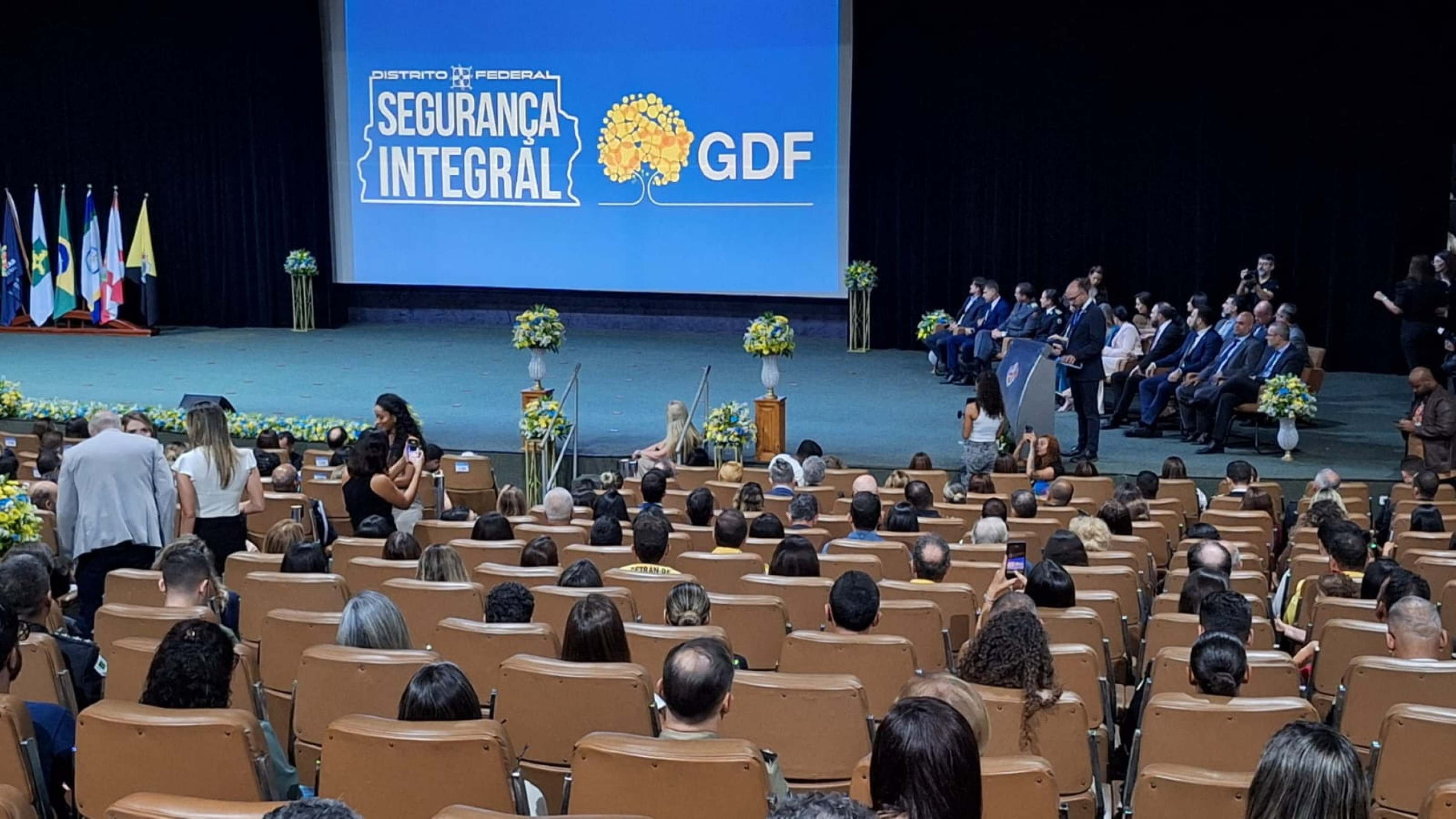 Jornalistas do Correio Braziliense s&atilde;o agraciados com a Medalha Mulher Mais Segura por atua&ccedil;&atilde;o no combate ao feminic&iacute;dio