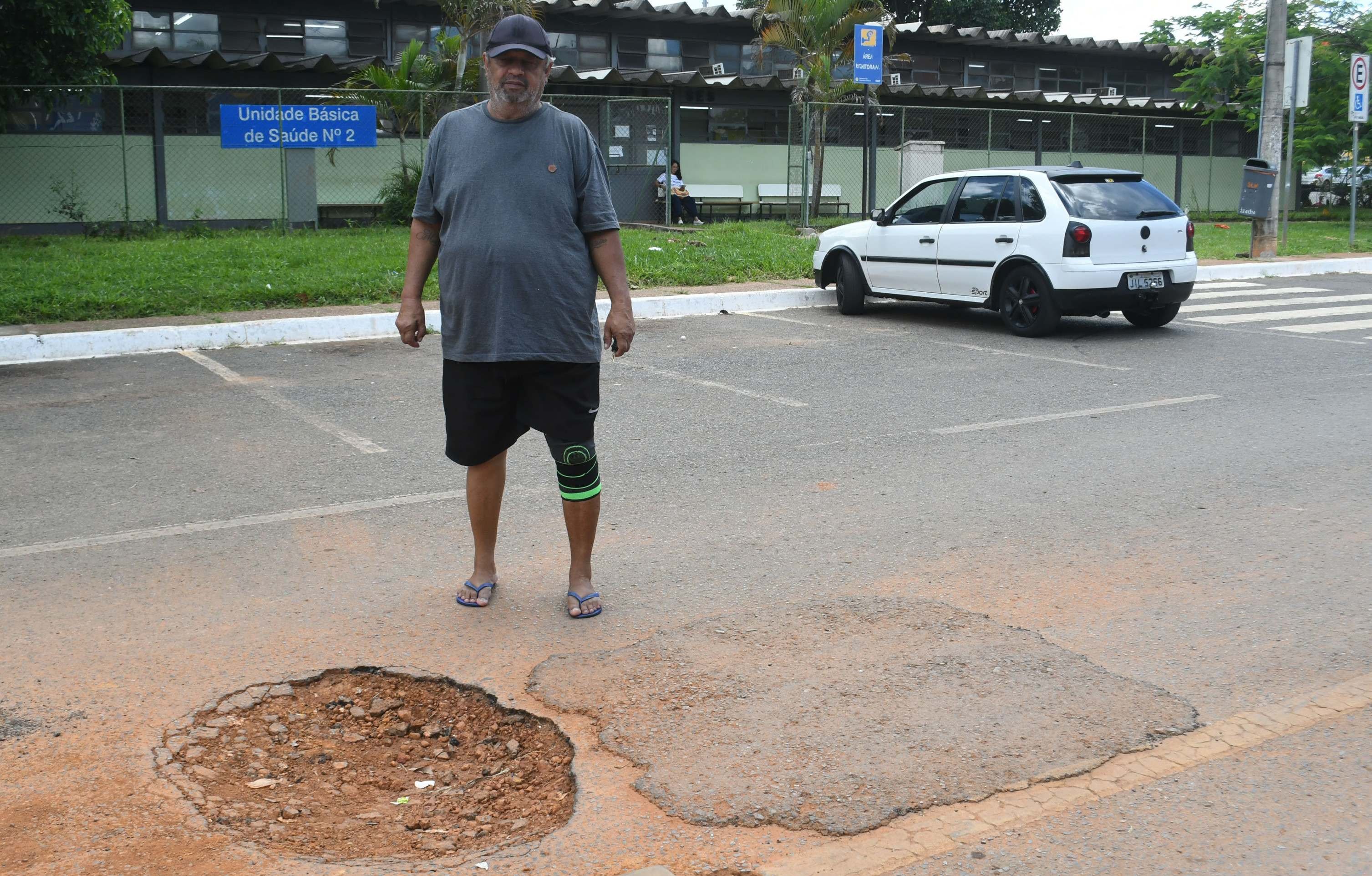 10/03/2026 Cr&eacute;dito: Marcelo Ferreira/CB/D.A Press. Brasil. Bras&iacute;lia - DF -  Opera&ccedil;&atilde;o tapa-buracos. Buracos em Taguatinga Norte. Pra&ccedil;a do Bicalho. Neirivan Aquino (morador)
