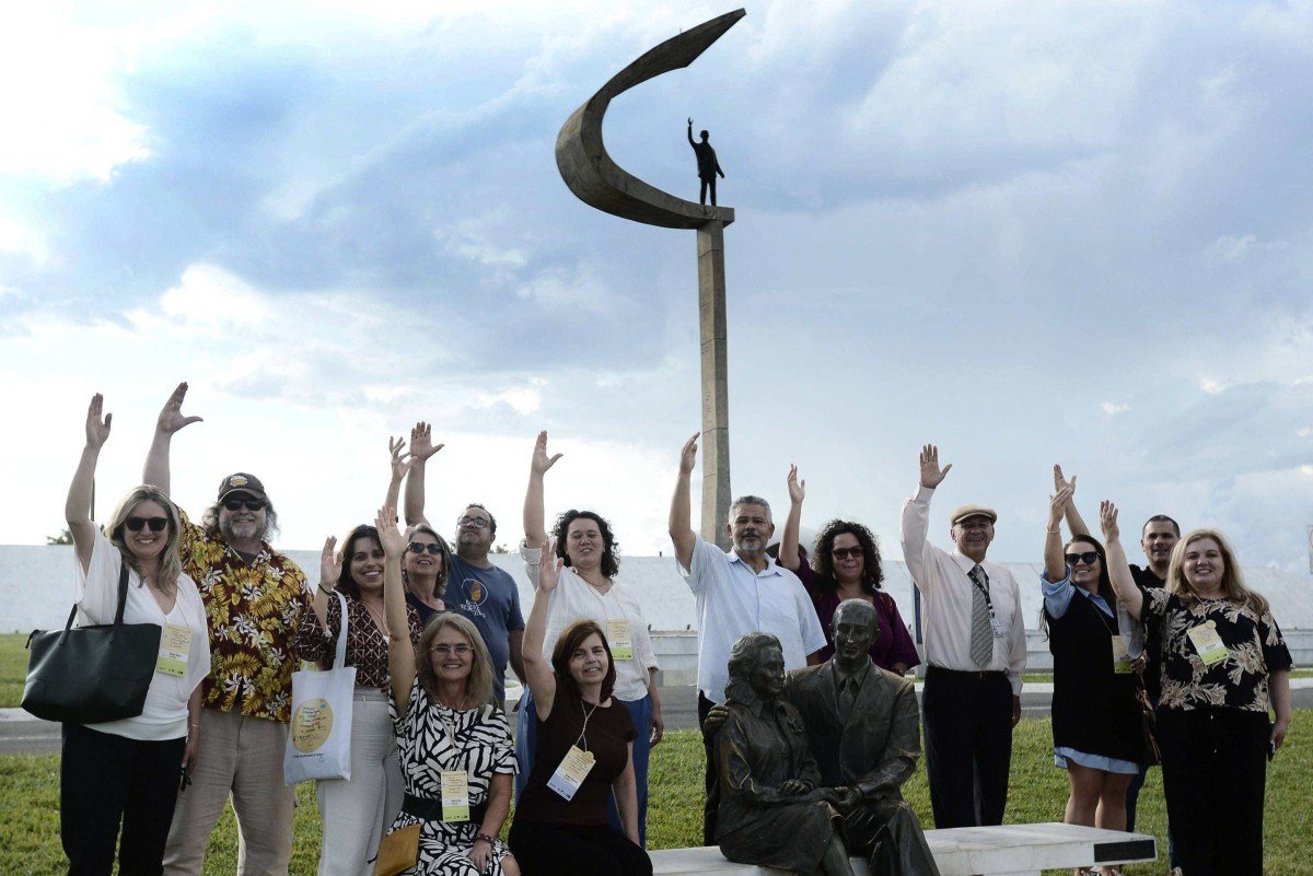 Em um dos locais mais emblem&aacute;ticos da cidade, profissionais posam no Memorial JK