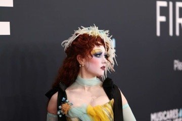 A identidade artística da cantora mistura referências do pop clássico e estética drag -  (crédito: Reprodução/Redes sociais)