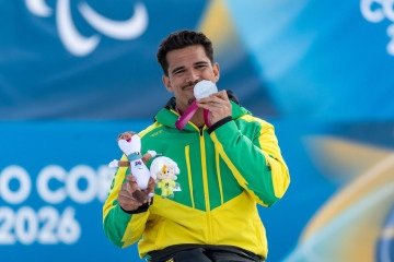 Cristian Ribera recebe a medalha de prata nos Jogos Paralímpicos de Inverno em Milão-Cortina 2026 -  (crédito: Alessandra Cabral/CPB)