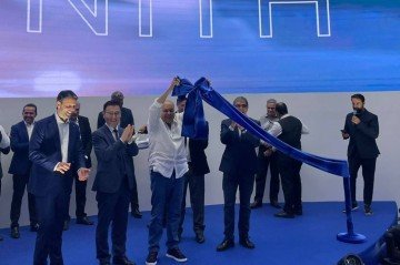 Ao lado de executivos da BYD, Ibaneis corta a faixa que simboliza a inauguração da nova concessionária do grupo Saga em Brasília -  (crédito: Roberto Fonseca/CB/D.A.Press)