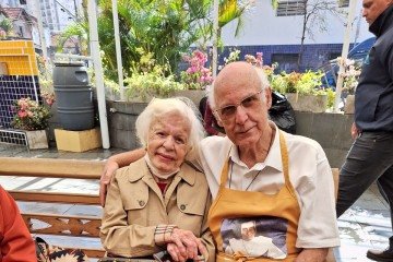 Margarida com padre Julio Lancelotti. Atuação intensa ao lado de dom Paulo Evaristo Arns durante a ditadura -  (crédito: Arquivo pessoal)