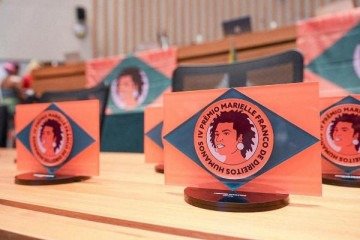 Correio recebe Prêmio Marielle Franco por série sobre feminicídio no DF
 -  (crédito: Alexandre Bastos/Gab. Fábio Felix)