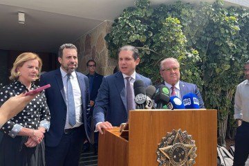 Motta e ministros durante coletiva após encontro na residência oficial do presidente da Câmara -  (crédito: Danandra Rocha/CB/DA.Press)