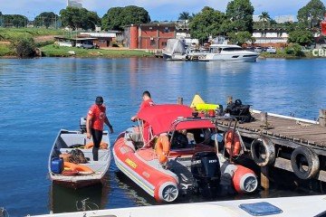 Bombeiros encontram corpo de homem que se afogou no Lago Paranoá
 -  (crédito: CBMDF/Divulgação) -Bombeiros encontram corpo de homem que se afogou no Lago Paranoá
 -  (crédito: CBMDF/Divulgação)