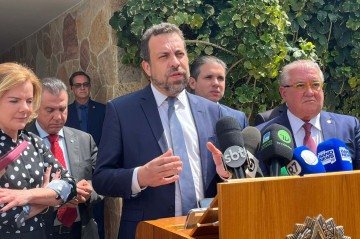 Boulos durante coletiva após reunião com o presidente da Câmara, Hugo Motta, o ministro do Trabalho, Luiz Marinho, a ministra das Relações Institucionais, Gleisi Hoffmann, e o relator da proposta, Augusto Coutinho -  (crédito: Danandra Rocha/CB/D.A Press)