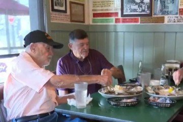 A proposta era que um homem que chegasse aos 80 anos poderia comer ostras de graça, desde que estivesse acompanhado pelo pai -  (crédito: Reprodução/FoxNews)