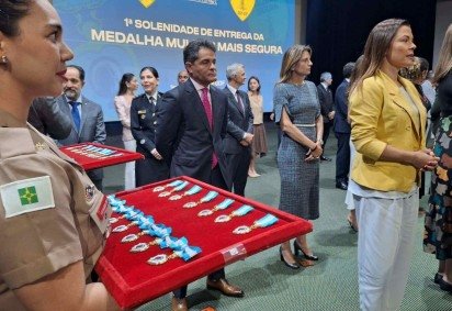 Medalha Mulher Mais Segura, entregue a profissionais que contribuem no enfrentamento à violência doméstica e familiar -  (crédito: Carlos Vieira/CB/D.A Press) -Medalha Mulher Mais Segura, entregue a profissionais que contribuem no enfrentamento à violência doméstica e familiar -  (crédito: Carlos Vieira/CB/D.A Press)